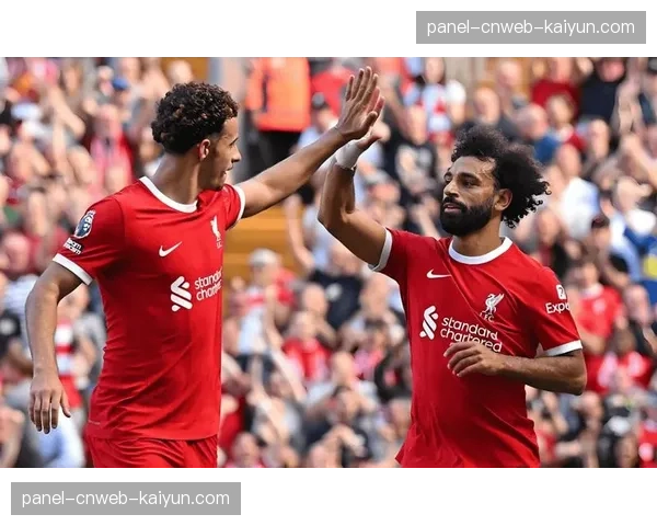 通讯：跟随一位客场远征的西汉姆联球迷，记录欧战之夜的激情与疲惫