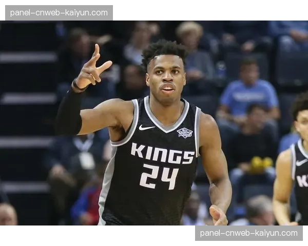 特写：新秀后卫汤普森赛后反复观看自己转换失误的录像