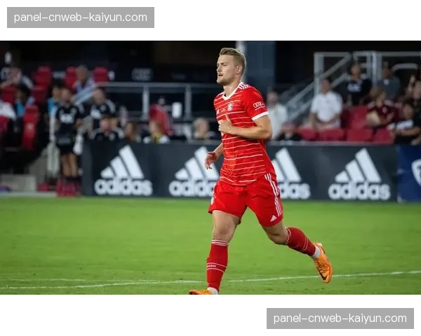 官方：拜仁后卫阿方索·戴维斯内收肌不适，次回合出战成疑